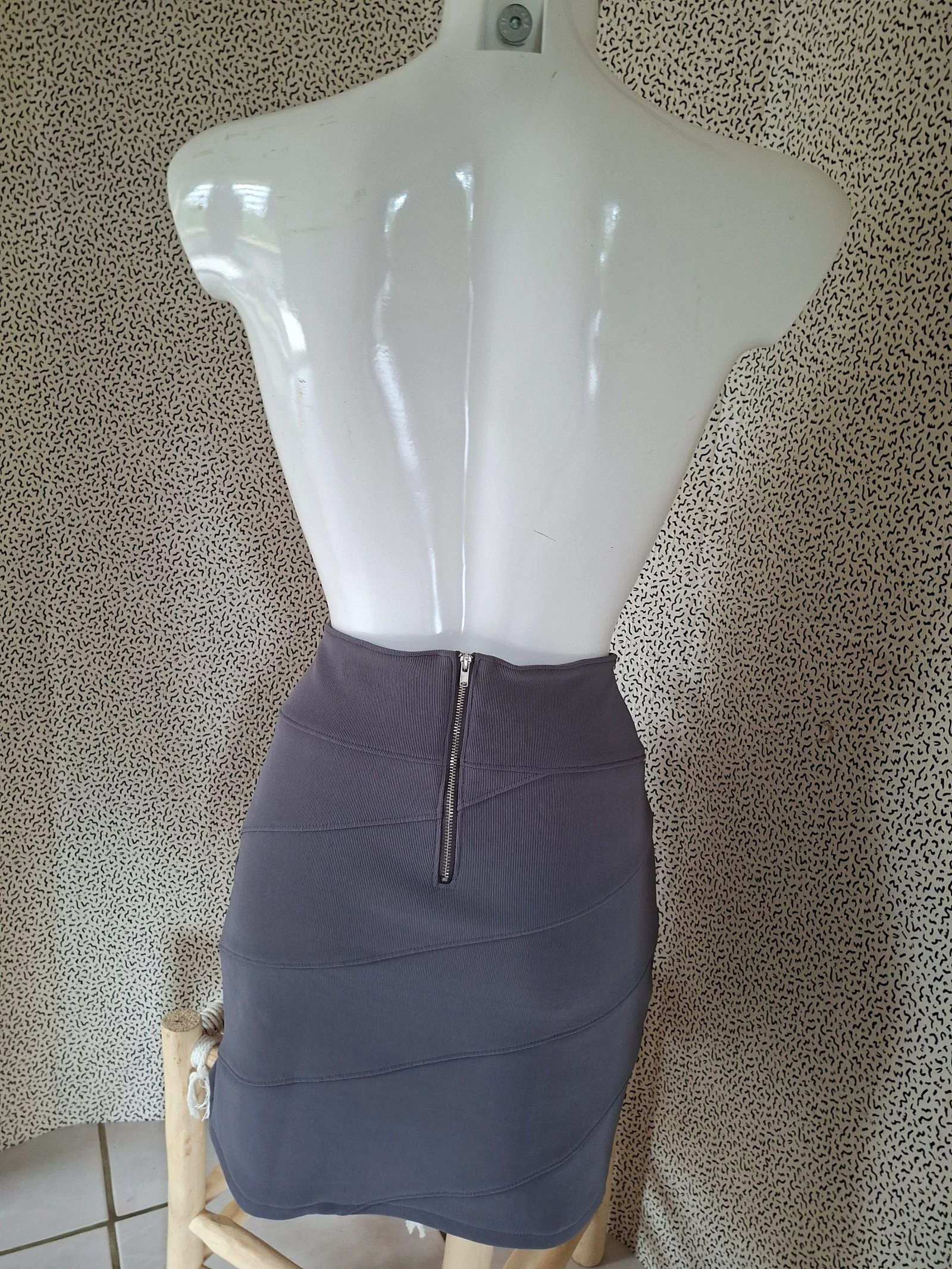 Jupe courte Straboski L grise côtelée zip dos taille haute stretch moulante femme – photo 6